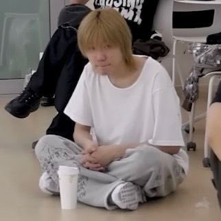 peepeeharmony's profile picture. 꽁꽁 얼어붙은 한강 위로 고양이가 걸어다닙니다 (18+)