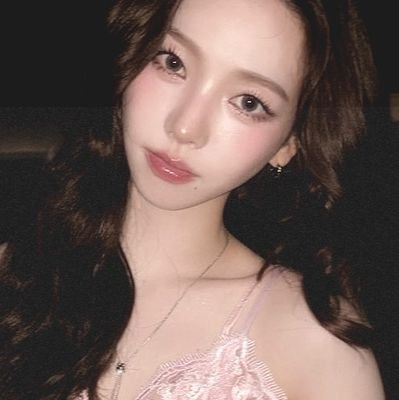 yujimiq's profile picture. 𝗐𝗁𝖾𝗋𝖾 𝖿𝗅𝗈𝗐𝖾𝗋𝗌 𝖻𝗅𝗈𝗈𝗆, 𝗌𝗈 𝖽𝗈 𝖨. (𝟤𝟢𝟢𝟢)