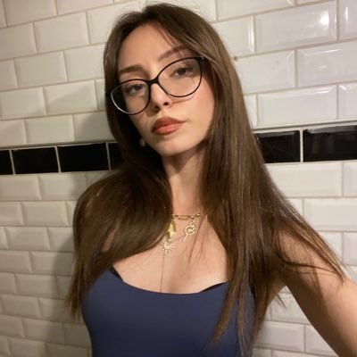 kacargiderr's profile picture. sonsuz degildi yalnizlik son getirmeyen bizdik hepimizdik.