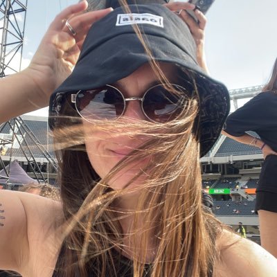 vinoycarton9's profile picture. De la old school, vino, porquería y suspensión de cuenta. 2 am 4 am 8 am.