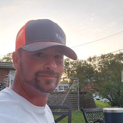 Charlesbrad_f's profile picture. Engineer 👷‍♂️ | Honest, consistent, and family-minded 💕🤍.I value loyalty, clear intentions, and treating people with respect 🪐.
