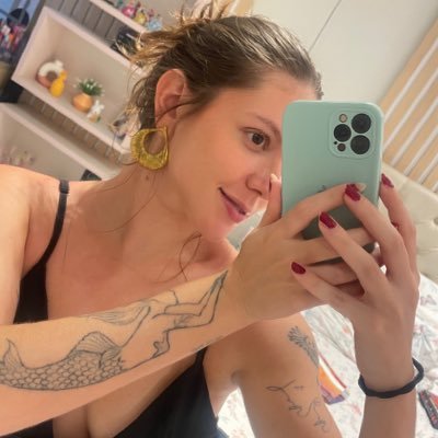 _larissafalcao_'s profile picture. viciada em bbb