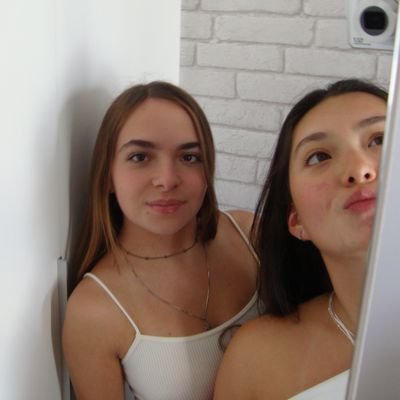 lzplzn's profile picture. eu finjo que eu entendo até                                                                  
de vez em quando alguém acreditar