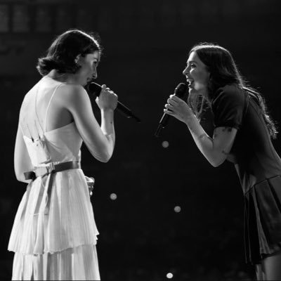 knowurghost's profile picture. haven’t you heard im the internet girl ⟢