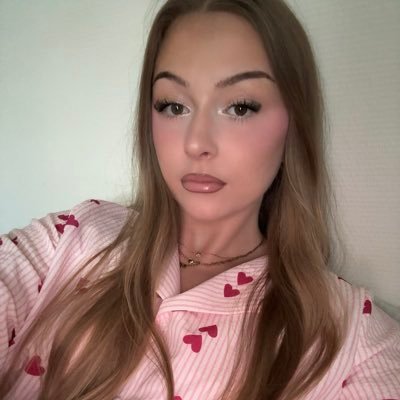 __claclaaa's profile picture. @__claclaa sans les 2400 autres