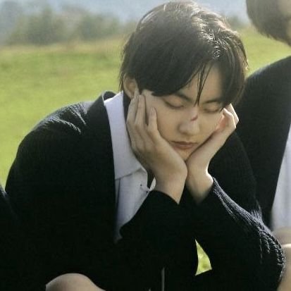 bistheca's profile picture. ᅠᅠ─ close your eyes slowly and feel the wind,
the bonfire is fading out.ᅠ🍃