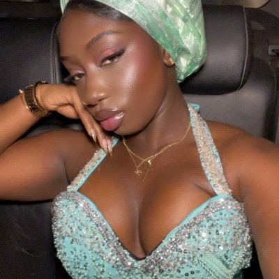 prettiestchelly's profile picture. the london art scene’s baddest bitch. #stush ⭐️