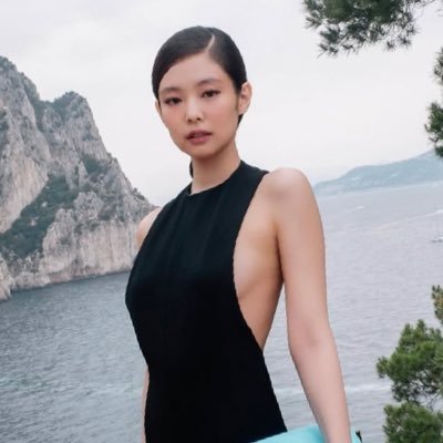 AerisCaia's profile picture. Forte et calme🍀💜