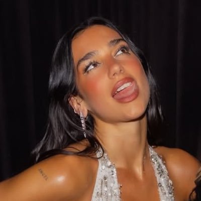 beeslyroan's profile picture. red wine supernova fallin' into me | 📖: astrid parker | ela/dela