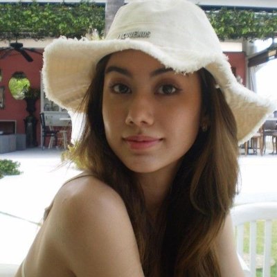 sixmoraltalez's profile picture. a bystander.