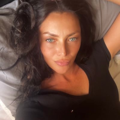 bibiscookie's profile picture. “No ves que el mundo gira al revés, mientras miras esos ojos de videotape”