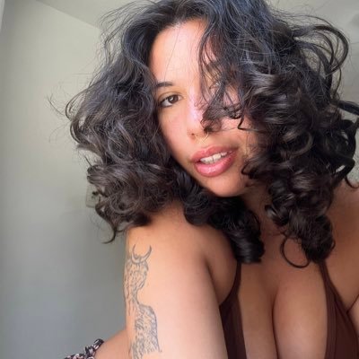 vicvapos's profile picture. me sinto EXTRAORDINÁRIA dona de uma MENTE BRILHANTE