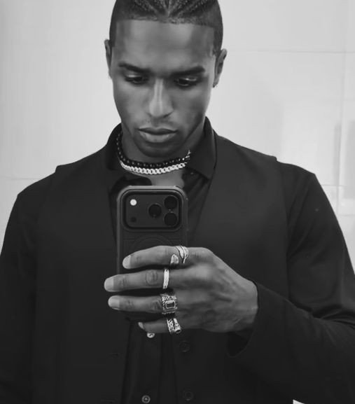 vulgarcor's profile picture. ⠀⠀⠀⠀⠀⠀⠀⠀⠀a  forbidden  dance  between  a  delicate  𝒂𝒏𝒈𝒆𝒍  and  the  most  ruthless  𝒅𝒆𝒗𝒊𝒍  .