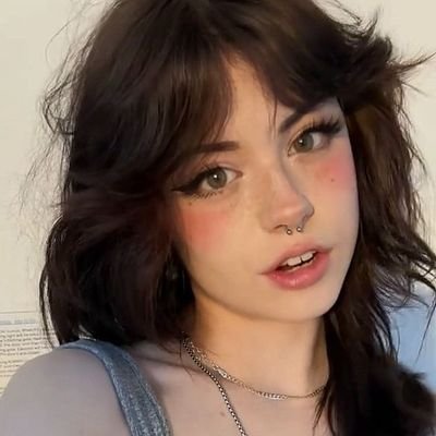 Evelyn_6579's profile picture. Being my own kind of beautiful. 💃

My Tiktok pages: evelyn_.599