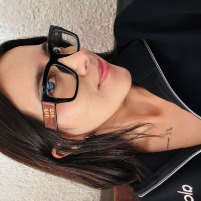 kloa27's profile picture. Con café siempre en la mano ☕️ , R3 anestesiología 🩺, amante del arte 🖼, de mi Manu 🫶🏽 y catadora oficial de postres 🧁.