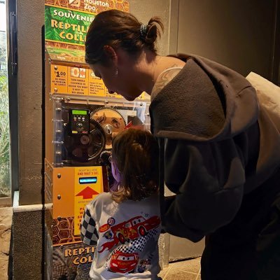 analiseenicole's profile picture. who’s driving this bus?