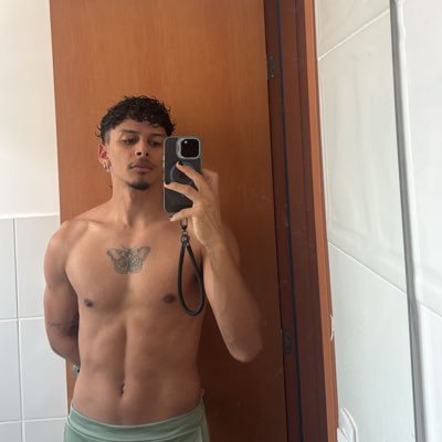euomiqueias's profile picture. atras deste rostinho eu tenho um fogo angelical, um corpo infernal