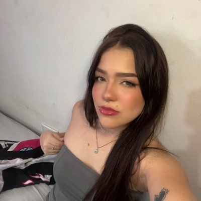 mimiperigo's profile picture. Surto de uma sapatilha (🧡🤍🩷) 👠👈🏻