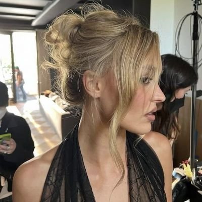 loladrewsf's profile picture. Folklore, track 12