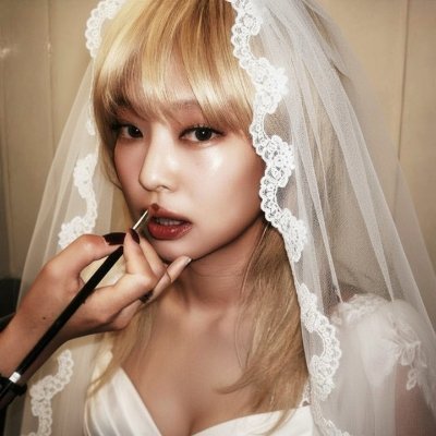 iamarianaVEVO's profile picture. It was supposed to be romantic.. 

@BotchedRecords