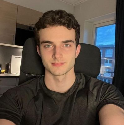 EZelle1989's profile picture. 