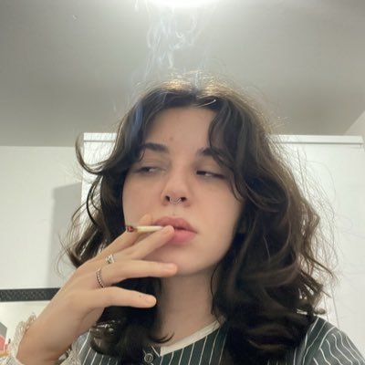 cigarrrrro's profile picture. uma vida inteira sendo eu e ainda sou um mistério pra mim