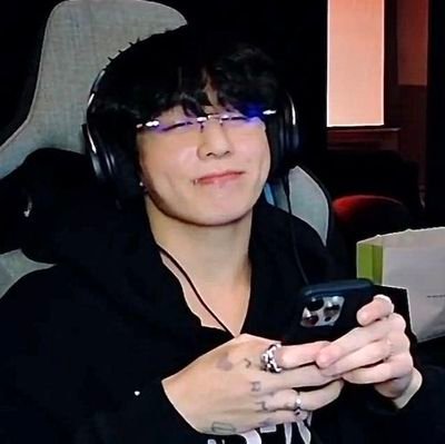 yoongiginho's profile picture. eu choro eu leio eu ouço musicas