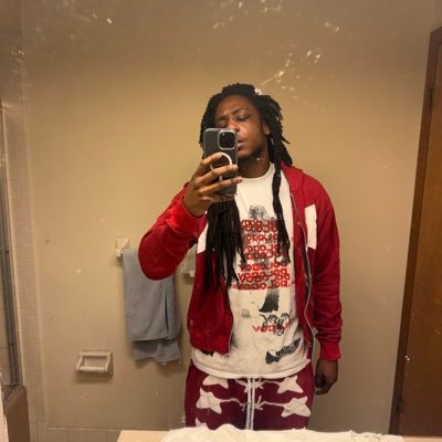 issaPotential's profile picture. I tweet about music and the lakers simple♑️