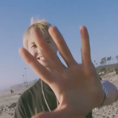 thu_thuy261's profile picture. 