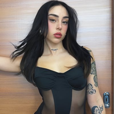 blackeada's profile picture. 𖤐 ◞ La doble Ɲ, desde el 𝟚𝟘𝟘𝟘 gigante siendo tiny. Rσsarina amante de la música componiendo con el corazón, alma y mente ... ໒ ˓ Siempre back to black.