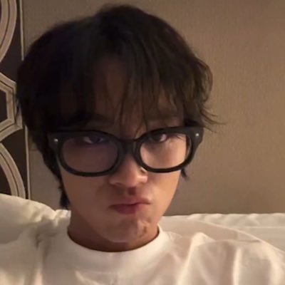 i06HAECHAN's profile picture. ↳ somewhere between calm days and lee donghyuck’s smile ☁️