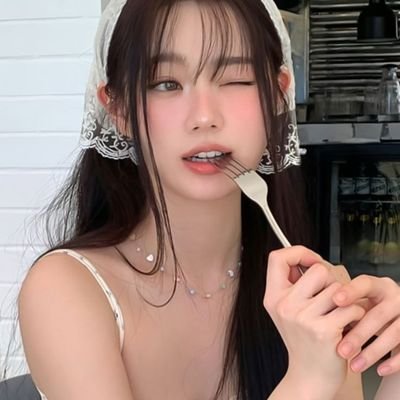 spochipeachyy's profile picture. a girl made of lace and light, carrying ribbons of sunshine 🌻🎀