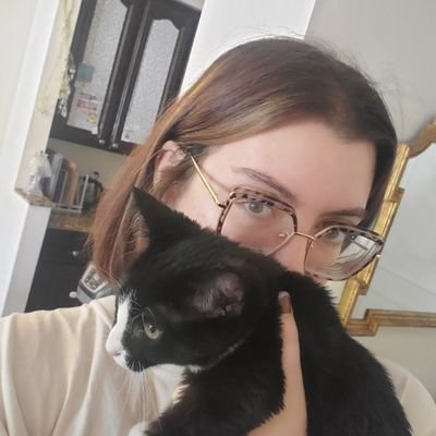 clairelizlemon's profile picture. frizzy hair, slight attitude problem 🌼 she/her