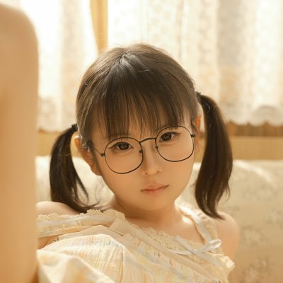 YSLingYi's profile picture. 微博 幼水铃衣m 小号 @YSLingY 私人Vx 300口令