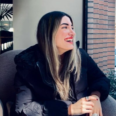 _ananinina_'s profile picture. پزشکی میخونم، پیانو میزنم، عاشق قهوه و حرف زدن و خیال بافی ام.