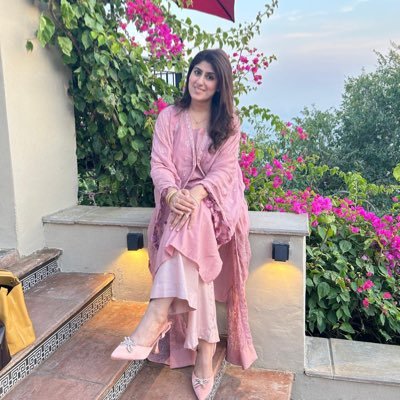xee_que's profile picture. A writer diving deep into Political History, Pakistan’s Political Arena & Global Affairs | | Food | Lifestyle and beauty | Netflix and Chai