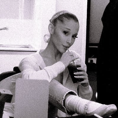 flyonbieber's profile picture. fan account