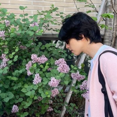 hyeavenlyh's profile picture. fresh strawberrie’s smell in the garden ———— 꽃