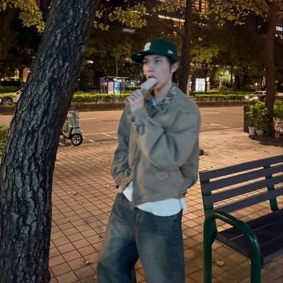 hxxdery's profile picture. (RP) 他的眼睛一眼就能使任何人聯想起，迷人的笑容，傻瓜和，總部的說唱歌手感到驚訝，王冠恆. NEOBOSSES.