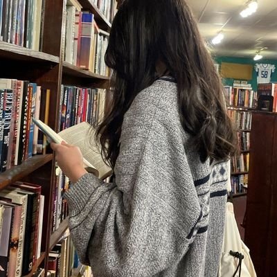 anaandbooks_'s profile picture. books, books and books.