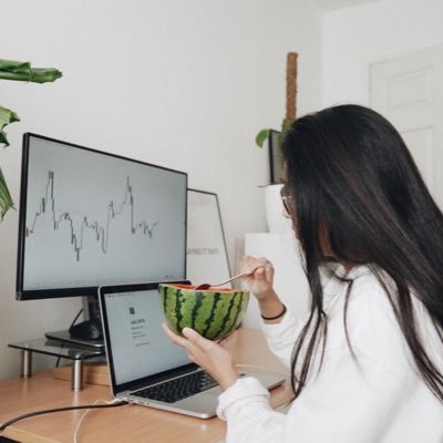 EmiliaTheodore0's profile picture. 📊social media manager 👩‍💻BSc Hons & CIM
helped 2500+ people get started
want my free training how to make 5k a month w/ no followers? DM me a 💰