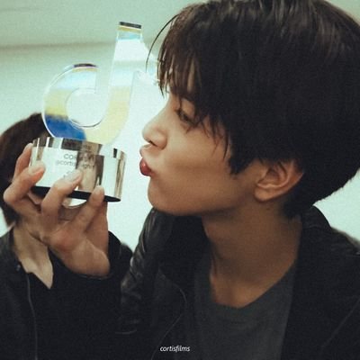 mondnalia's profile picture. life is only one.