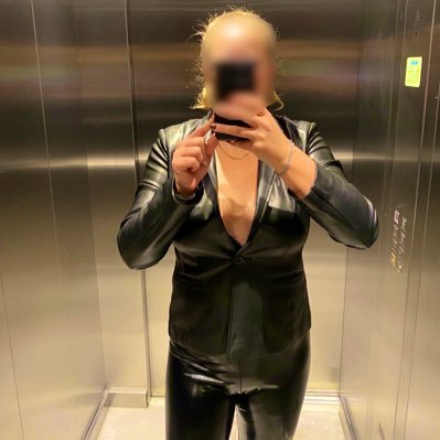FrederikeL52414's profile picture. Dominante Lady, die gerne #Boots / #Highheels / #Leather trägt❗️❗️❗️😊😊😊 Über Aufmerksamkeiten freue ich mich – fühlt euch eingeladen! 💕 #findom