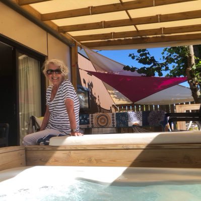 BadetJoelle's profile picture. j’aime la France et je haïs les gaucho-islamiste, l’émigration. et j’aime jambon beurre