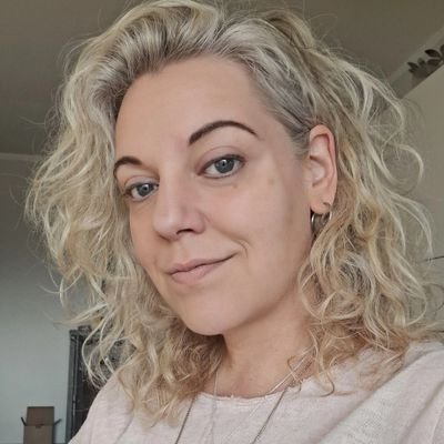 Jane_Banane_'s profile picture. 'Und Sie sind?'
'Eine emotionale Fehlerfabrik, zeitweise überrascht von glücklichen Fügungen!'

...Klimafreundliche, ungespritzte Biobanane aus deutschem Anbau.