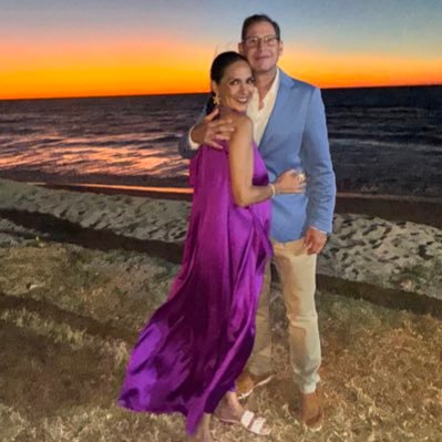 JPMS79's profile picture. A los políticos NO se les aplaude, ni siquiera por hacer su trabajo. A los políticos y a los gobiernos se les cuestiona, se les critica, pero NO se les aplaude