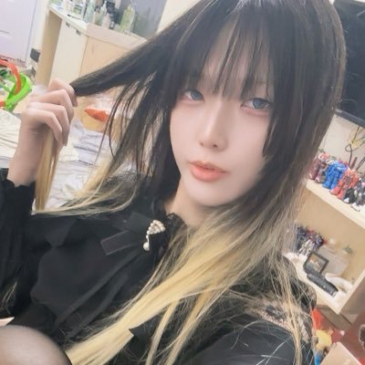 MirrorRoseAyr's profile picture. 镜中玫瑰艾尔｜少年otaku的灰英雄独白，金发蓝眸在巨大ms引擎中翩跹。尼禄Umu～罗马温泉的泡泡梦，痛根化作花瓣，浪漫觉醒永恒。夜空星河，ROMA黄金，野萌眨眼。#otakuおたく诗意｜嘘を破る光、君のロマンス✨(灬ºωº灬)💕”