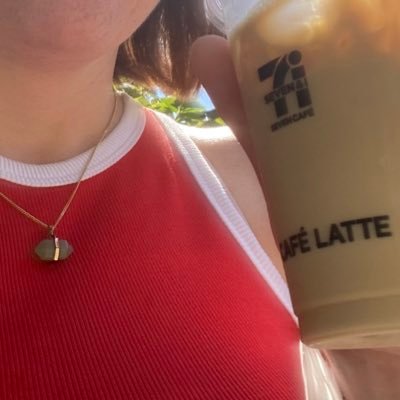 ZoeBarthesStark's profile picture. j'ai une photo d'alain chabat qui fait un fuck dans un petit cadre rose à paillettes sur mon bureau au travail