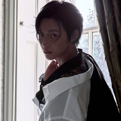 sambar_bi's profile picture. for me, stability is not staying still, it’s keeping center despite swaying. - sungchan