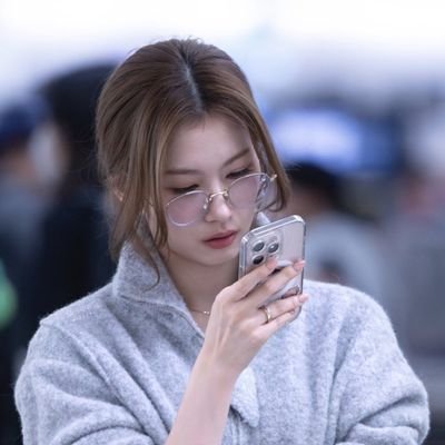 lostmoonri's profile picture. Buwan • lazy fangirl